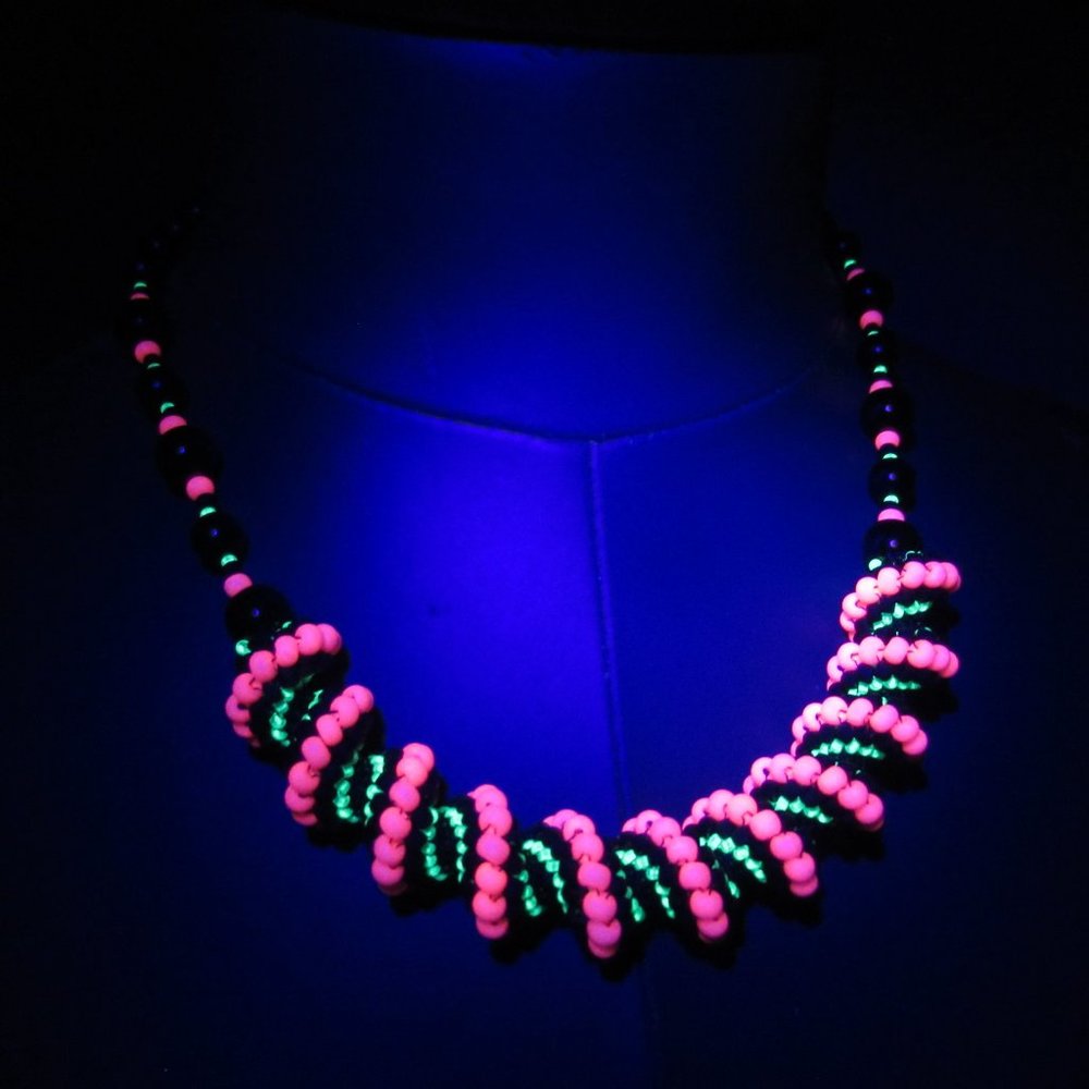 Neon pink and Black Cellini Necklace - Picture 10 of 11